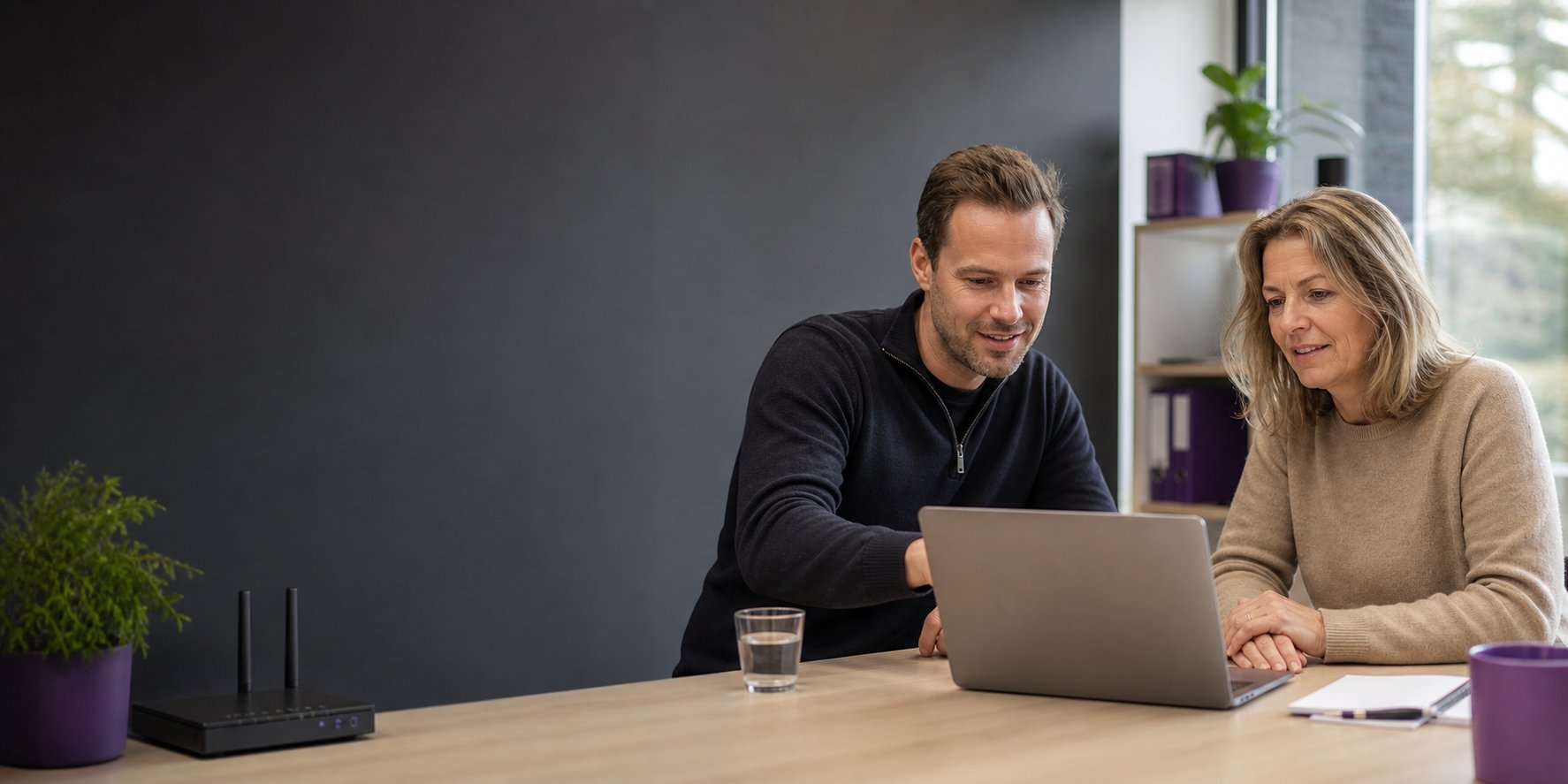 IT-specialist helpt een klant met haar laptop